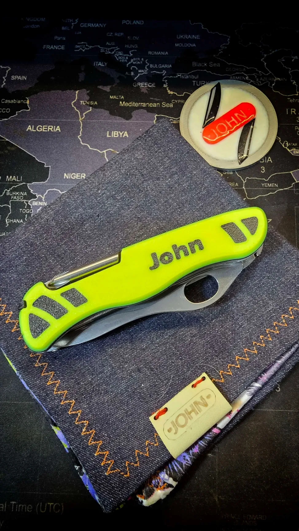 Detalle de navaja Victorinox verde flúor con textura