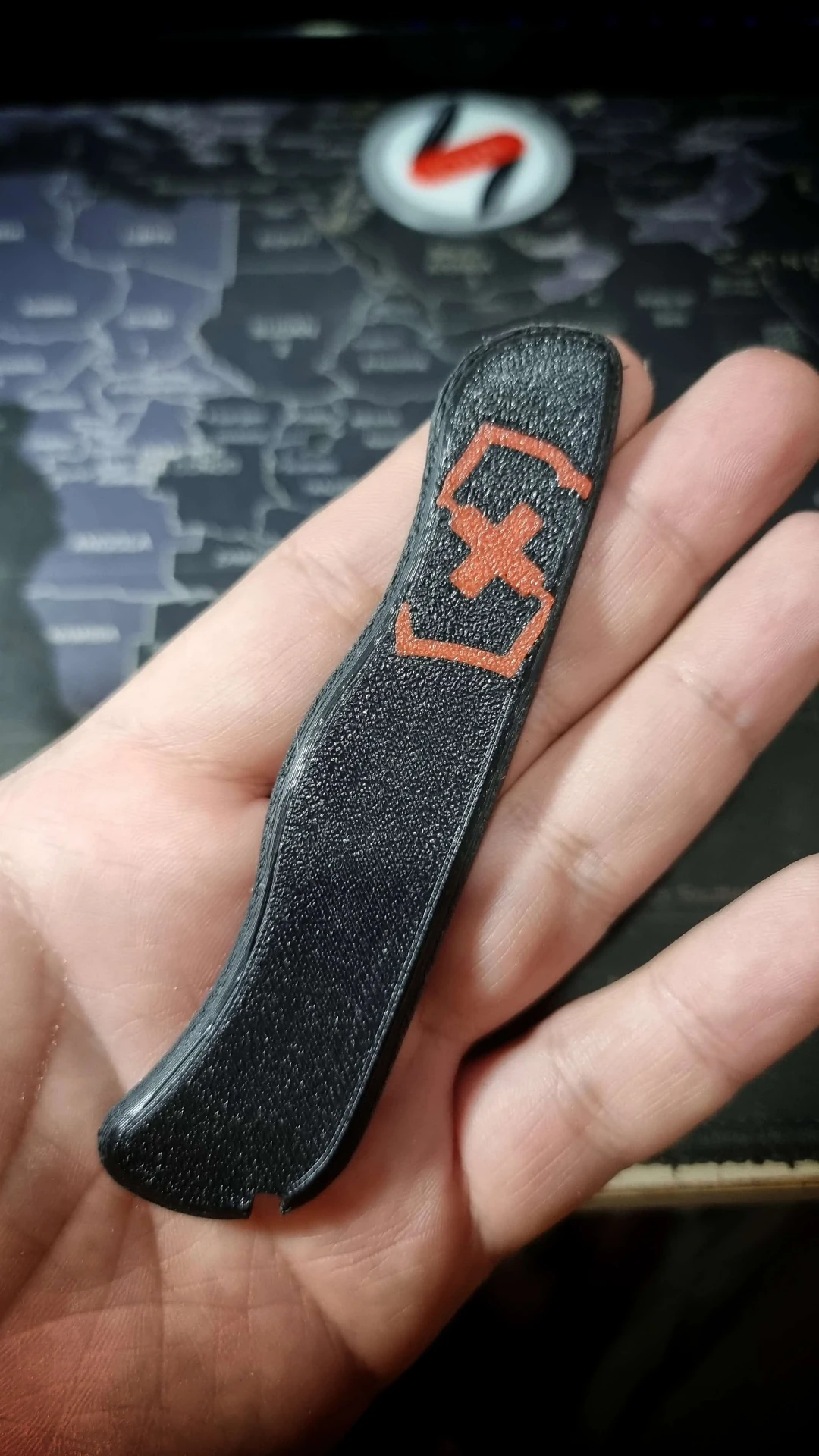 Detalle de navaja Victorinox verde flúor con textura