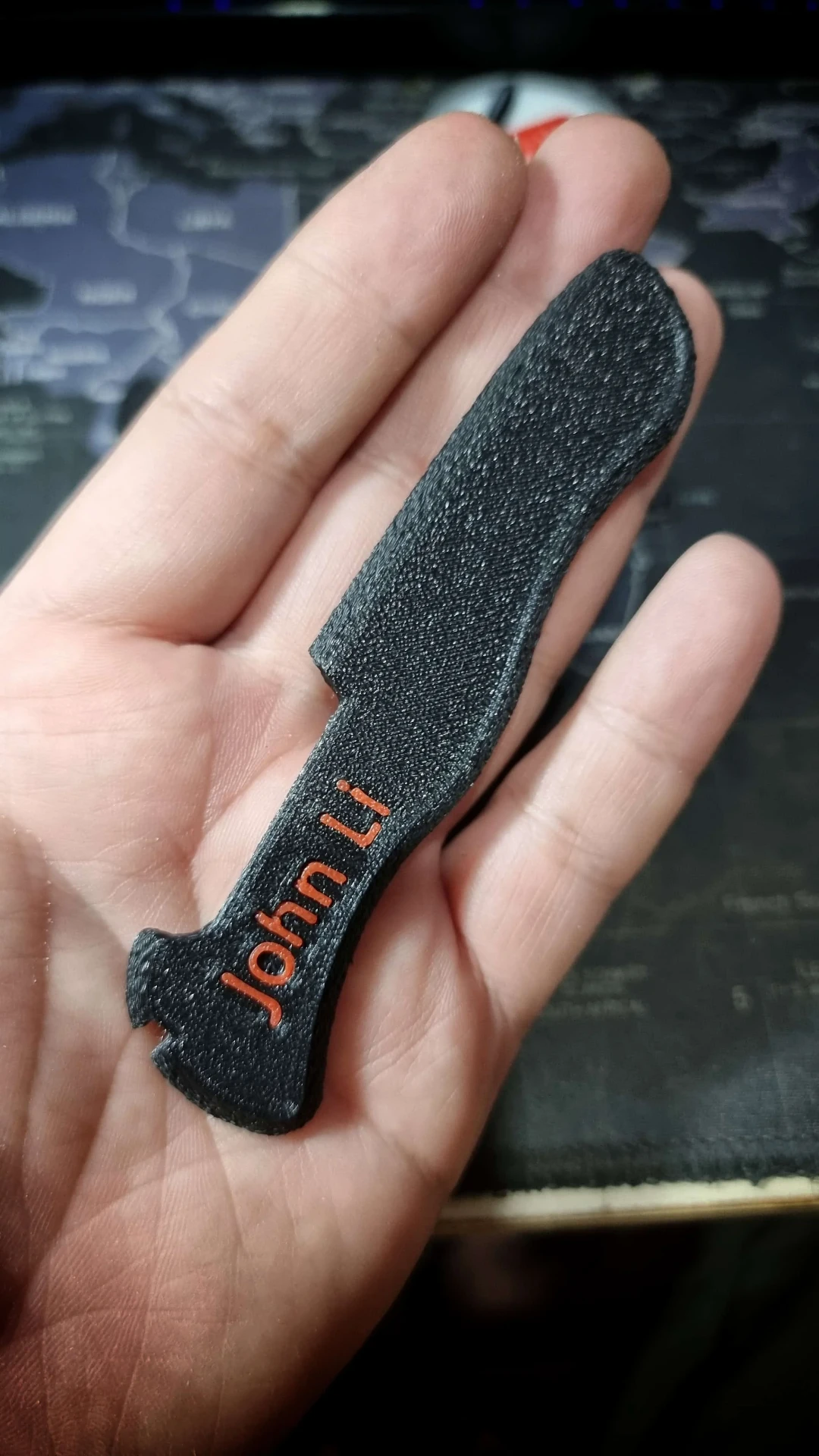 Detalle de navaja Victorinox verde flúor con textura