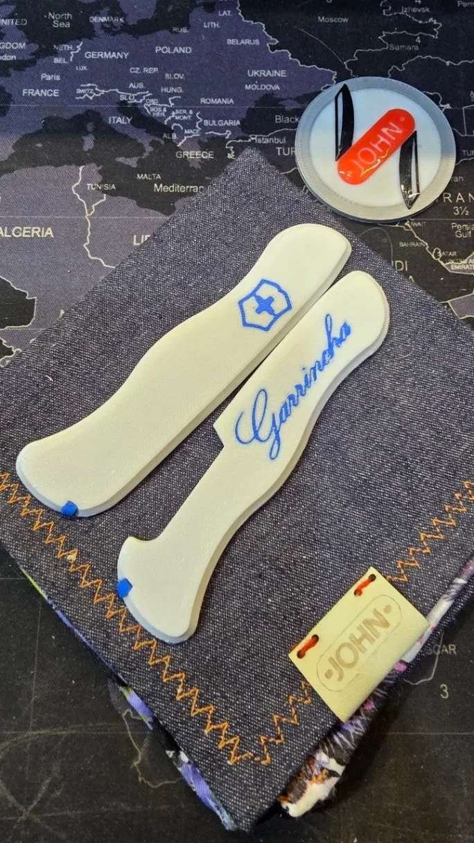 Detalle de navaja Victorinox verde flúor con textura
