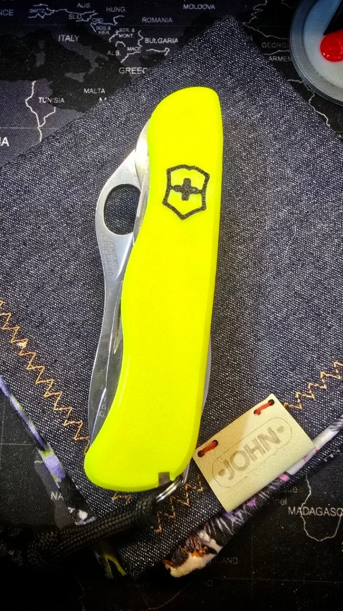 Detalle de navaja Victorinox verde flúor con textura
