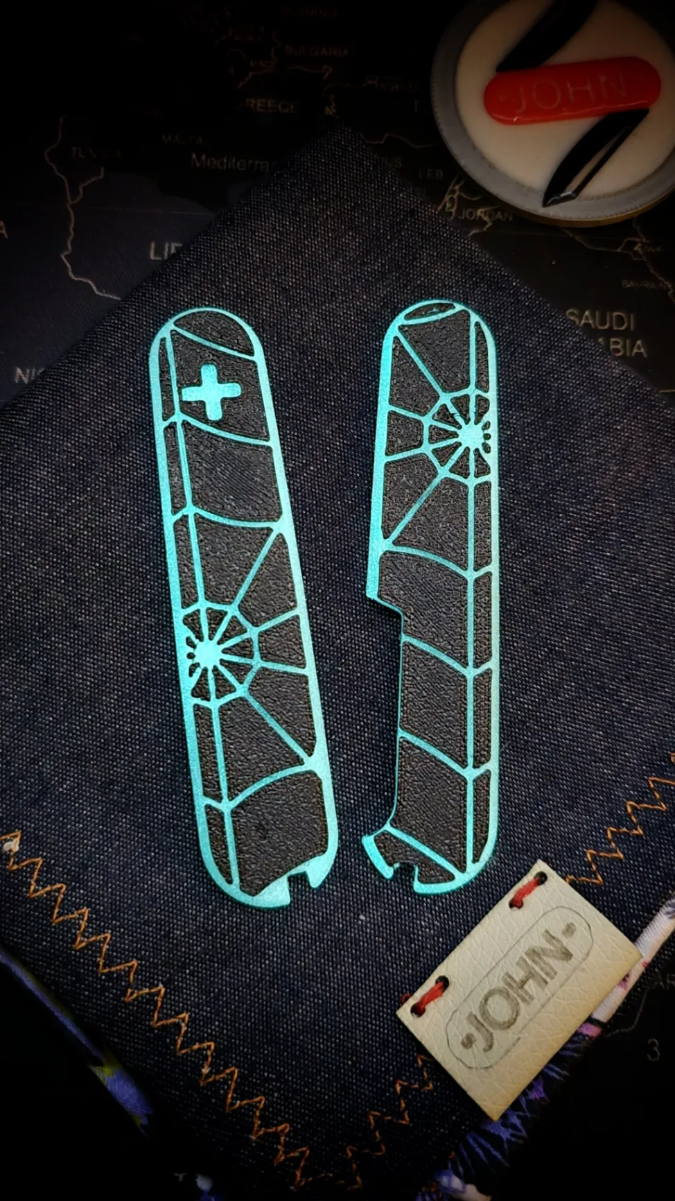 Detalle de navaja Victorinox verde flúor con textura