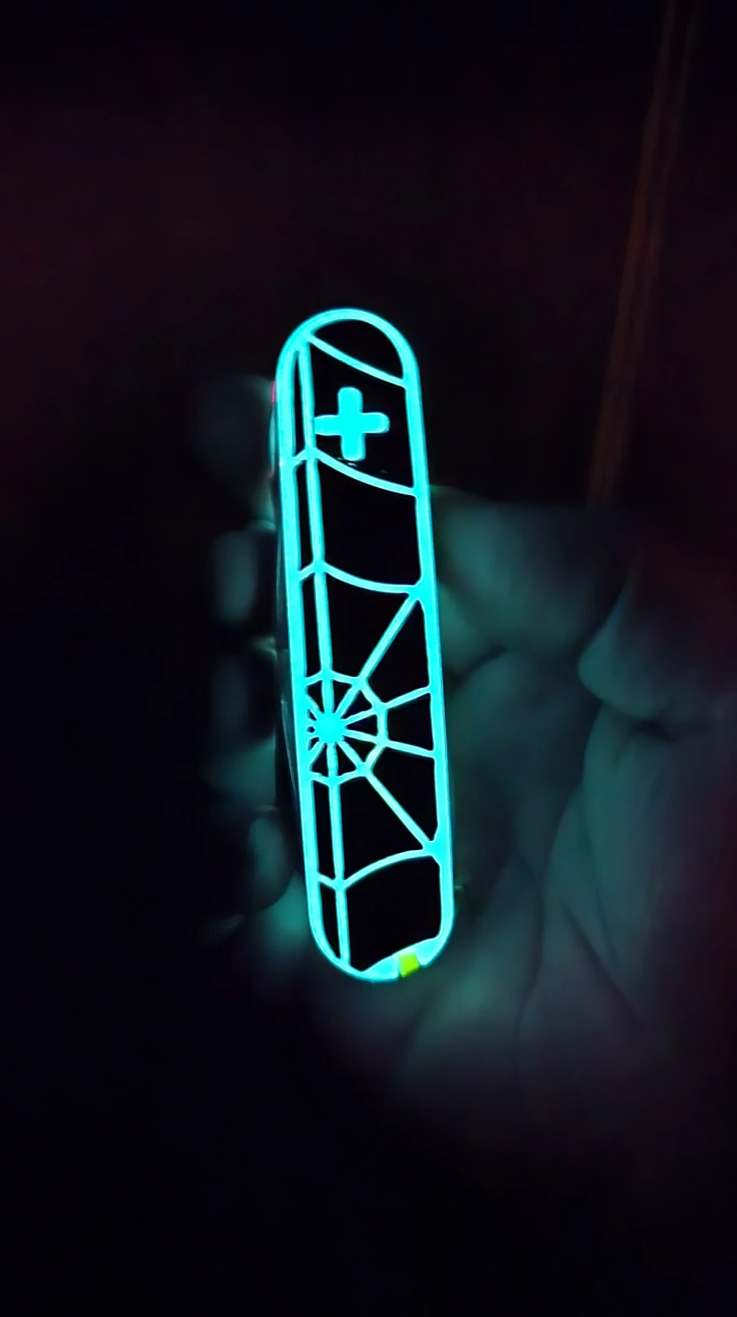 Detalle de navaja Victorinox verde flúor con textura