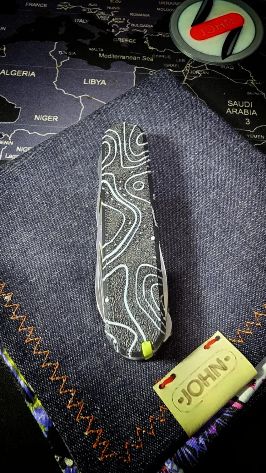 Detalle de navaja Victorinox verde flúor con textura