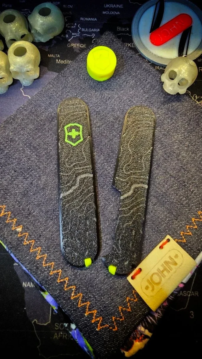 Detalle de navaja Victorinox verde flúor con textura