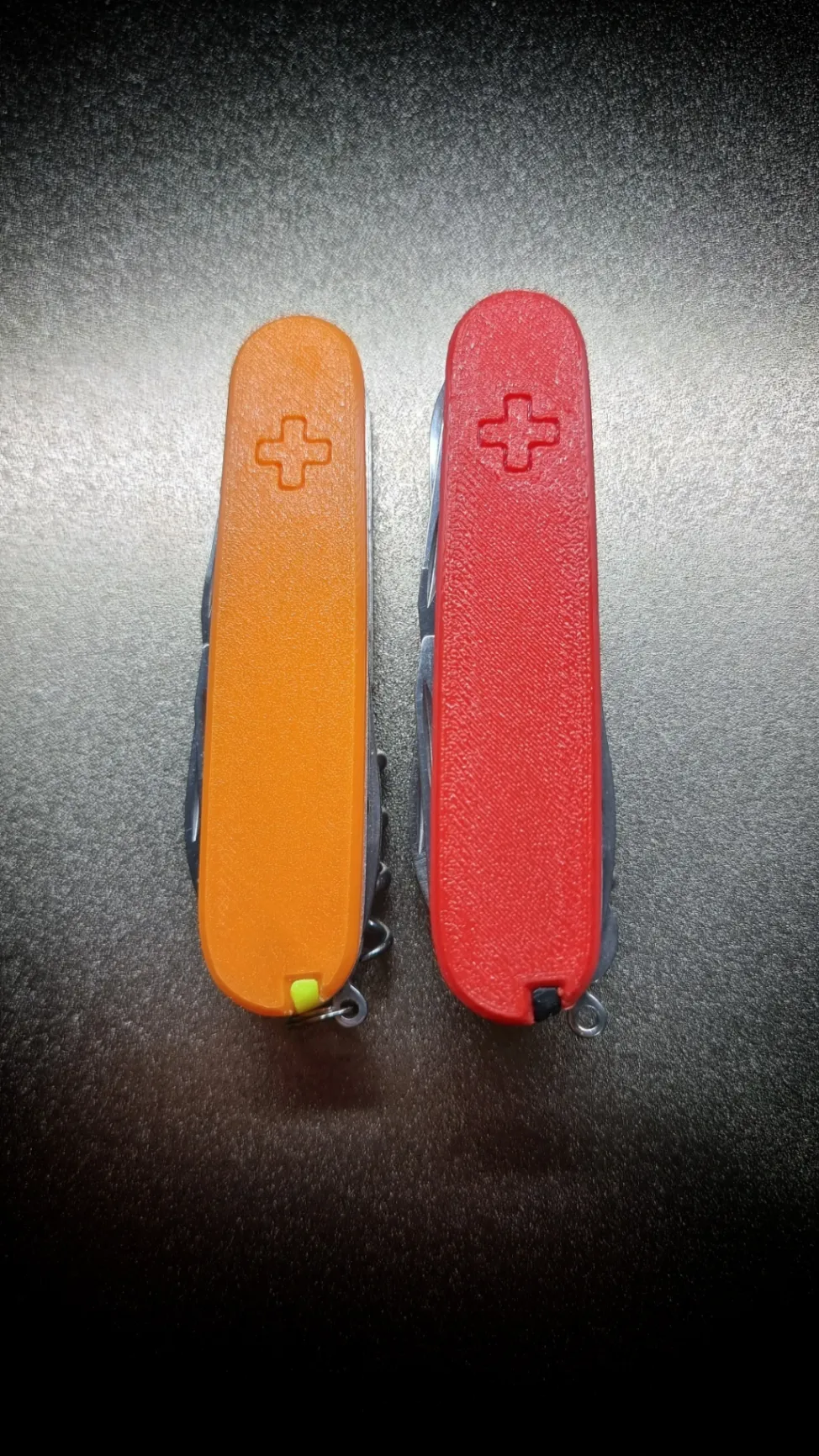 Detalle de navaja Victorinox verde flúor con textura