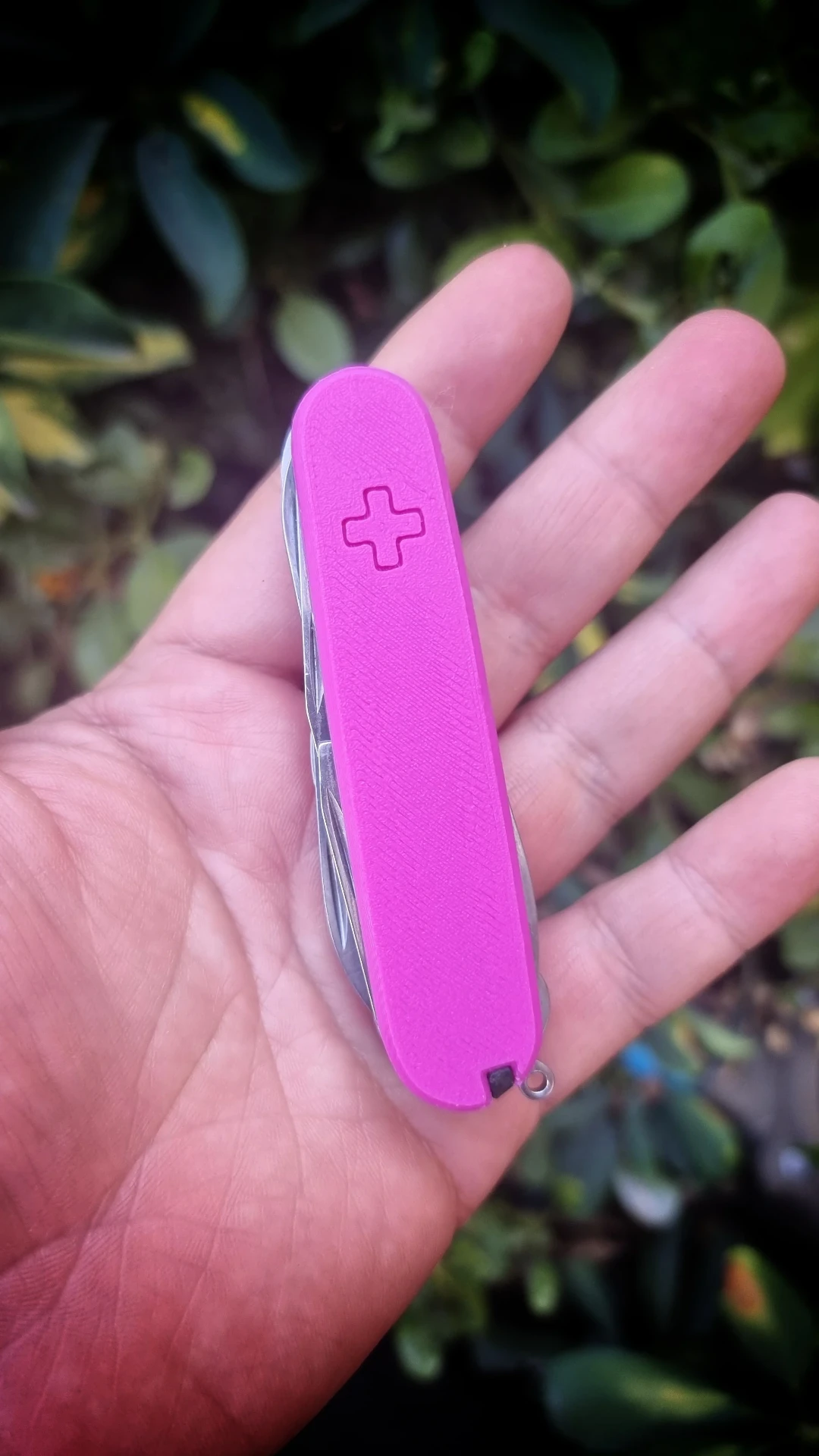 Detalle de navaja Victorinox verde flúor con textura