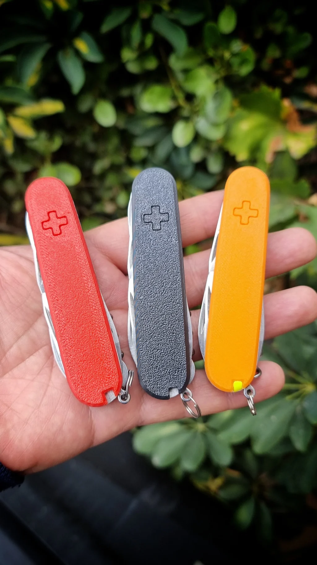 Detalle de navaja Victorinox verde flúor con textura