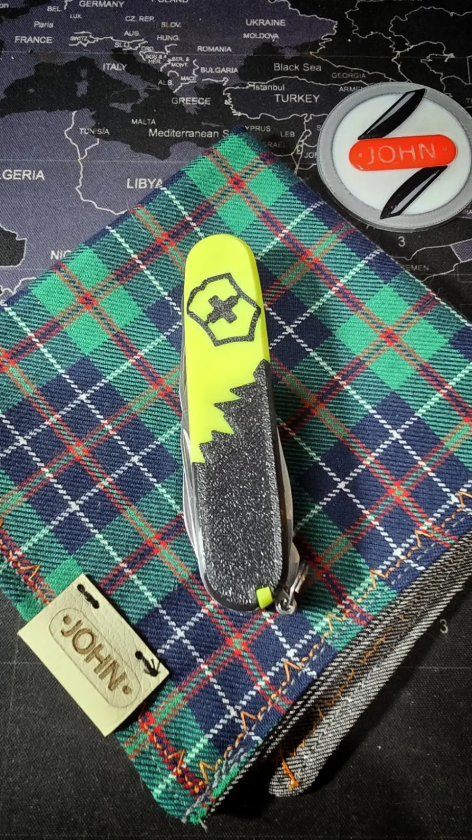 Detalle de navaja Victorinox verde flúor con textura