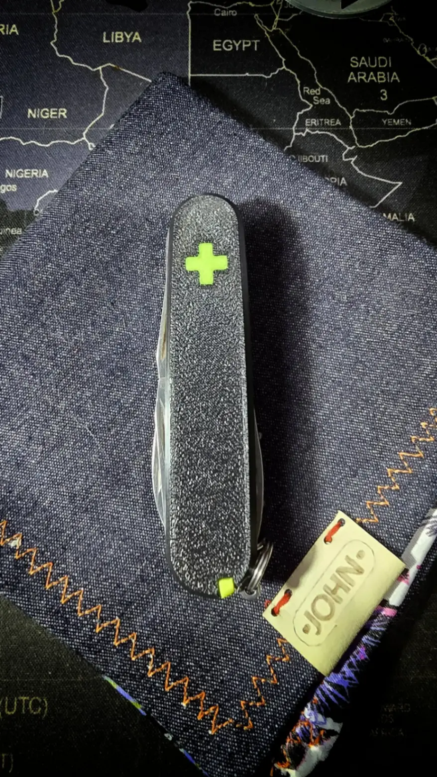 Detalle de navaja Victorinox verde flúor con textura