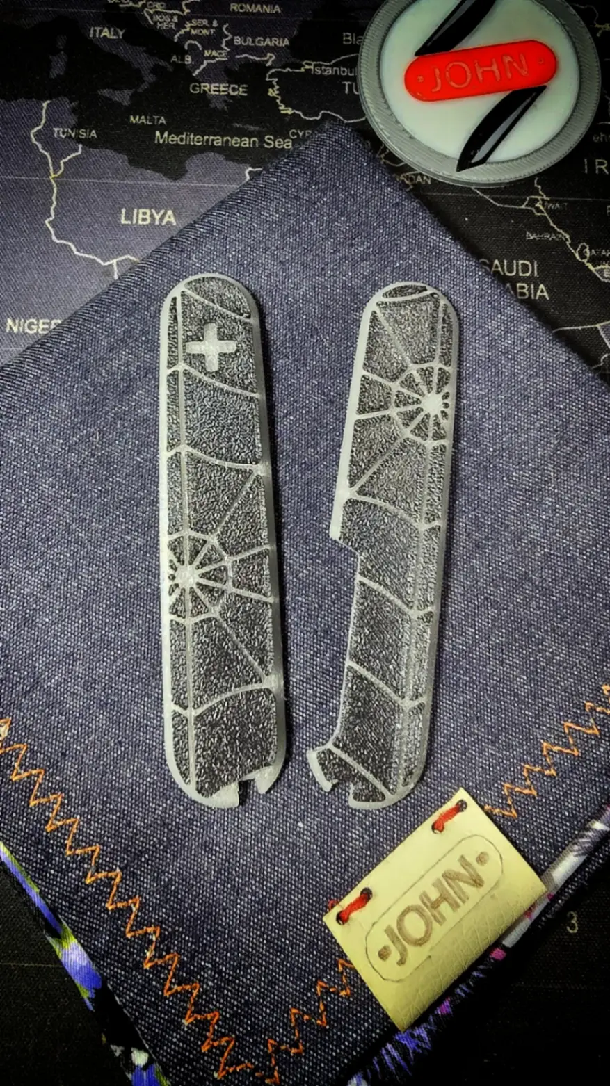 Detalle de navaja Victorinox verde flúor con textura